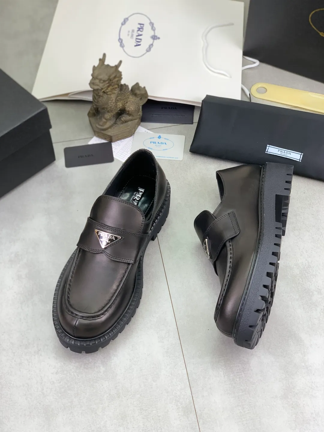 Men's men's shoes 💰P680 new style 💰 💎💎💎 water-dyed cow lining original order quality PRADA —🆘. Prada original order purchasing agent, high-end business leather shoes, fabric: imported from Italy calfskin ➕ water-dyed cow lining / cowhide lining ➕ special original foam outsole, fine workmanship, real thing ^_^ Photographed 🎬size: 39-45
